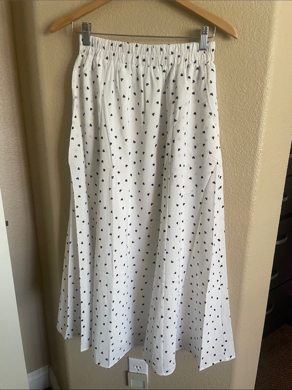 MKIASRYFSD White Elastic Waist Maxi  Skirt with Black Heart Print Size S